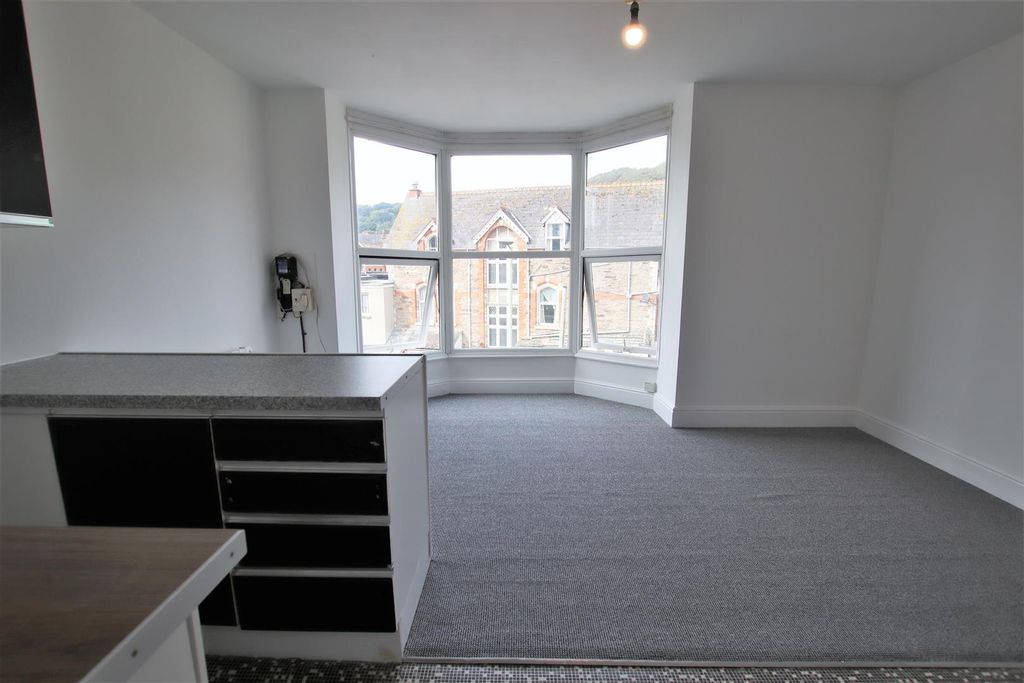 Property photo 3 of 5 Lounge Kitchen 2