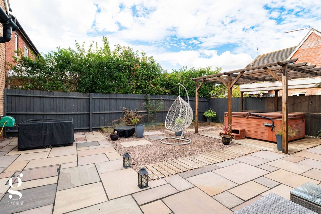 Property photo 2 of 31