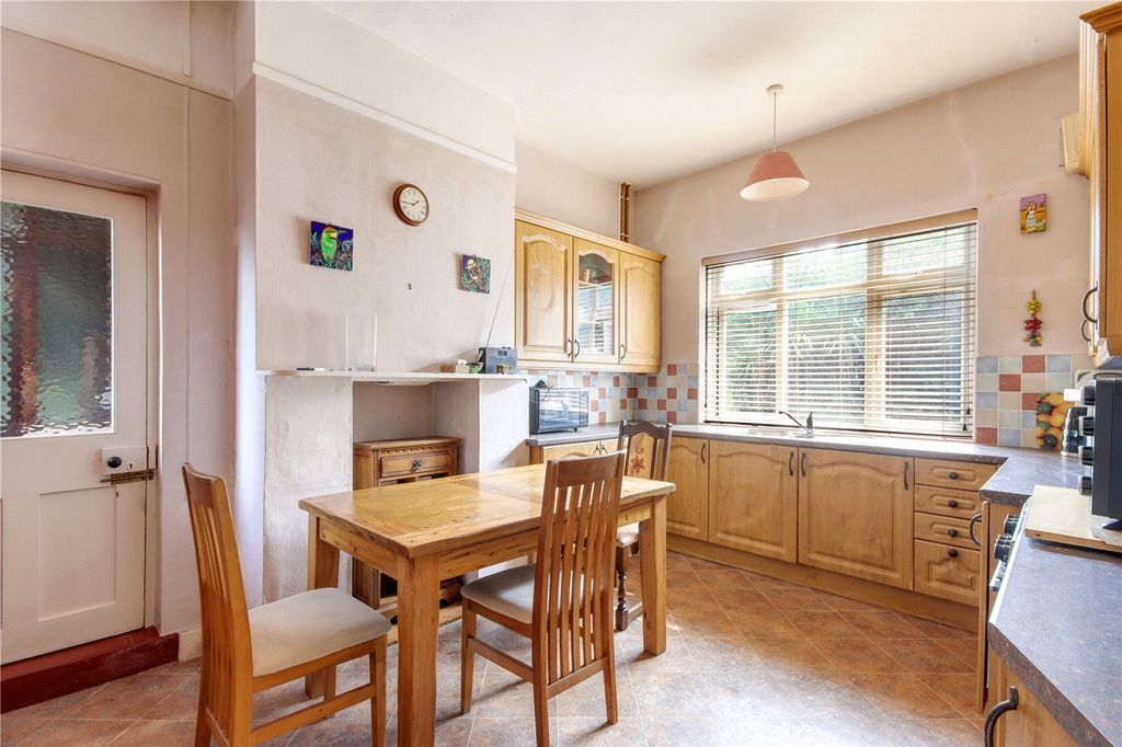 Property photo 3 of 19 Kitchen