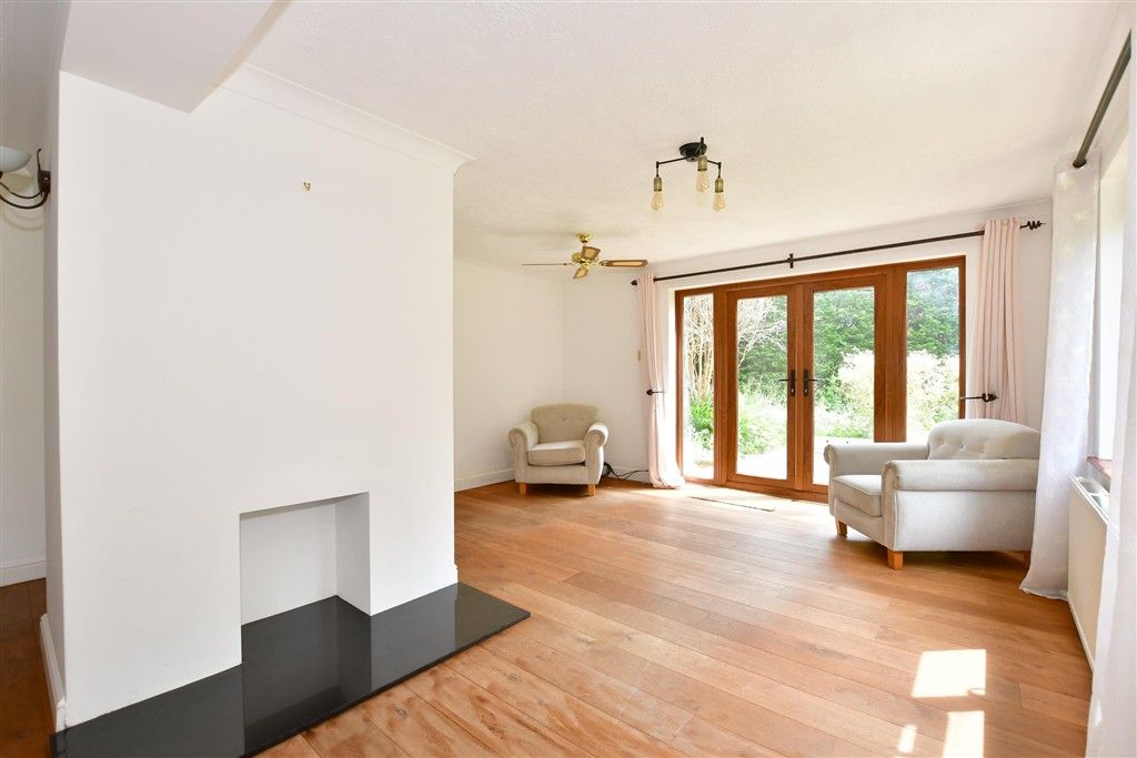 Property photo 3 of 19 Lounge