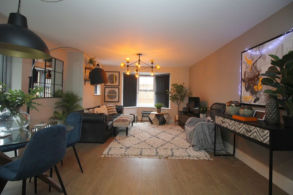 Property photo 3 of 20 Lounge / Diner