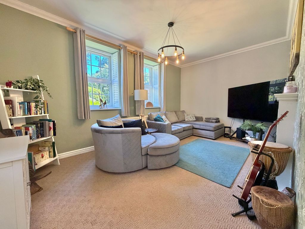 Property photo 2 of 18 Lounge