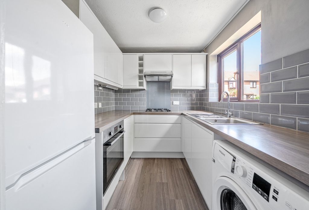 Property photo 2 of 11 1326914-1-6877Cca...