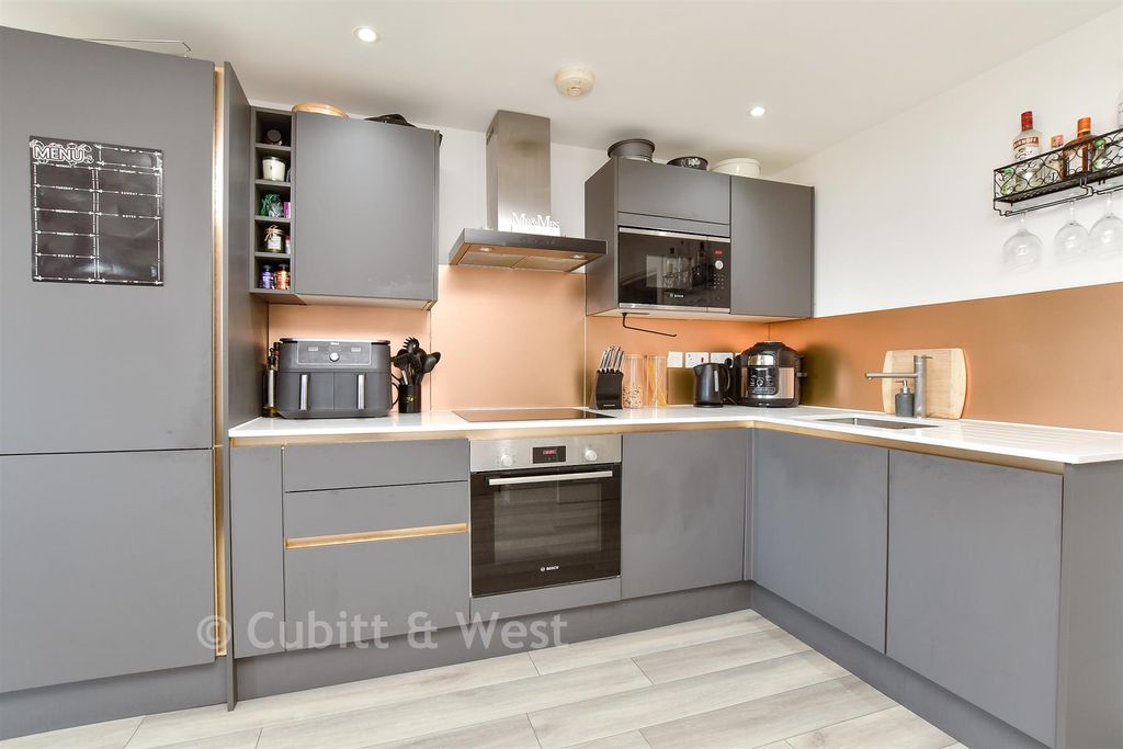Property photo 2 of 10 Lounge / Kitchen