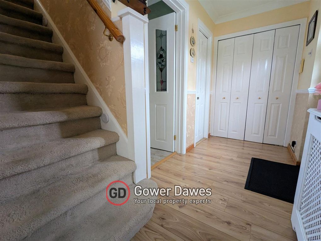 Property photo 2 of 18 Hallway