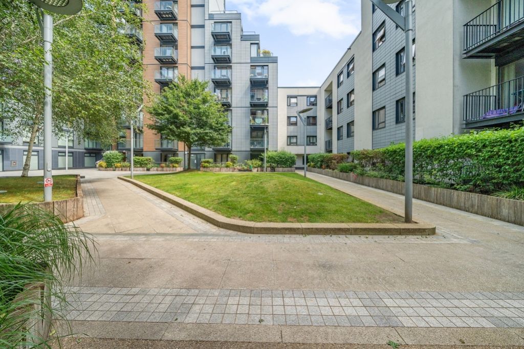 Property photo 1 of 23 Lrg_Lrg_Courtyard Com (2)