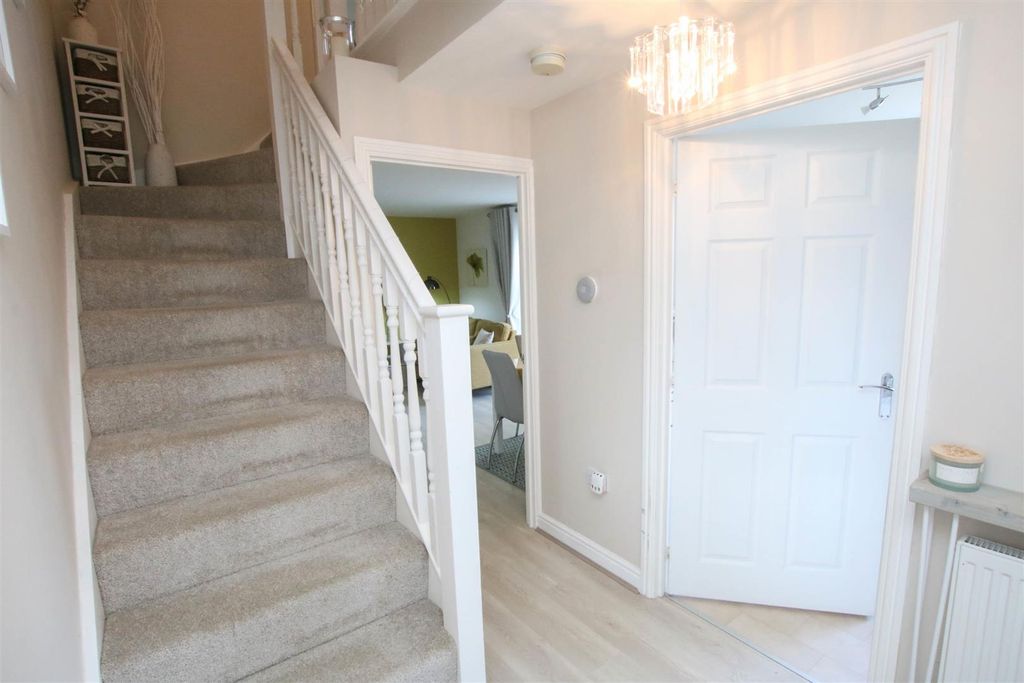Property photo 3 of 22 Entrance Hall