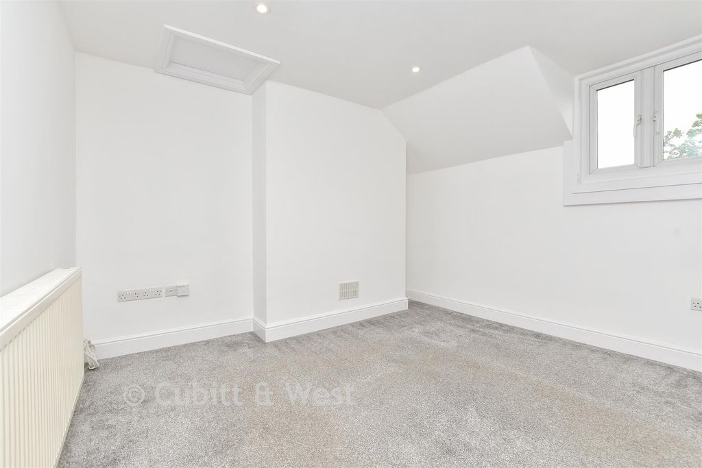 Property photo 3 of 17 Living Room / Kitchen