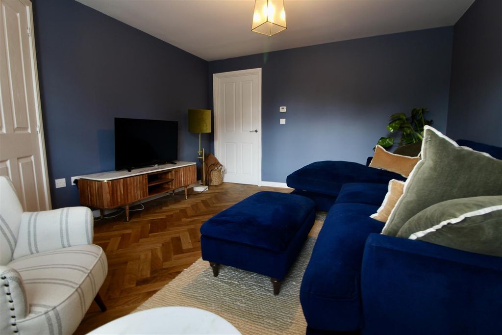 Property photo 3 of 13 Lounge