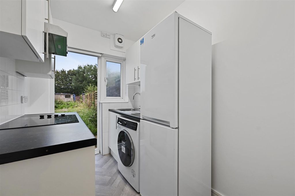 Property photo 2 of 9 Rr - 41 Woodcroft Crescent - Kitchen3 (1).Jpg