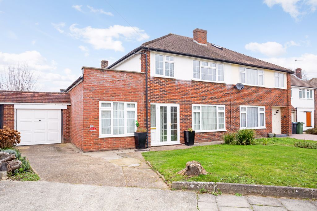 Property photo 1 of 26 16 Grenville Close 2