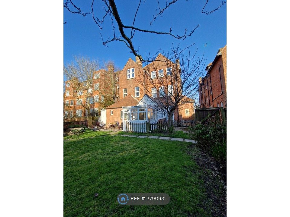 Property photo 2 of 22 Garden Flat At Rear Of Building