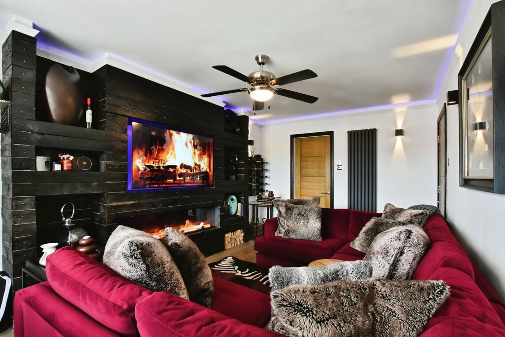 Property photo 2 of 12 Lounge