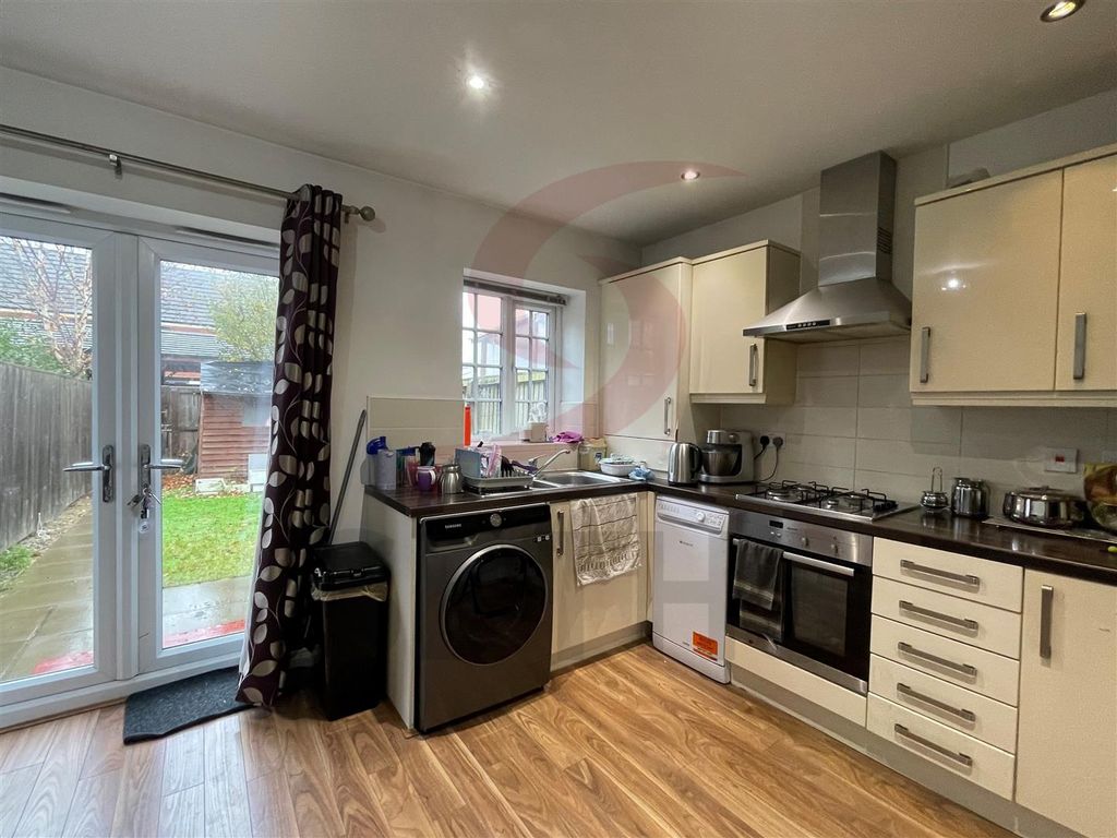 Property photo 3 of 10 Kitchen