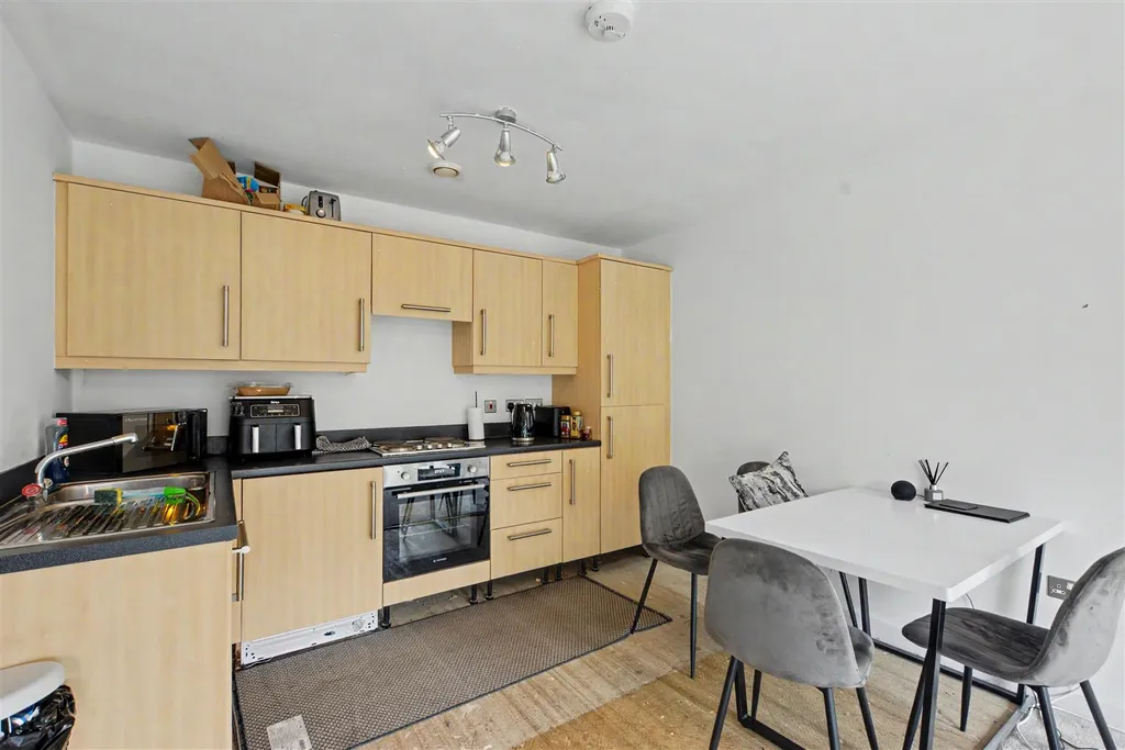 Apartment in Nottingham, Carrington - More