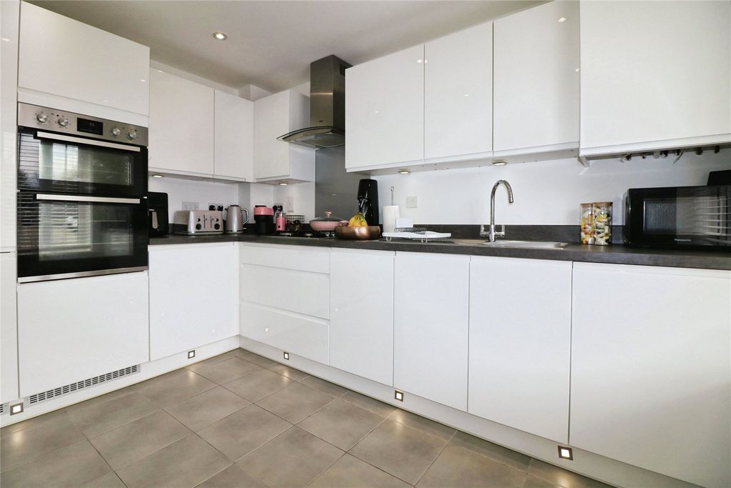 Property photo 2 of 19 Picture No. 24