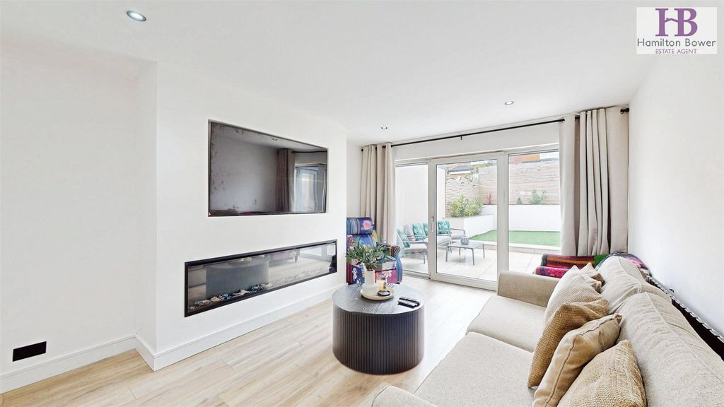 Property photo 2 of 16 08ce85Ab-Hough-Northowram-09032026_165721.Jpg
