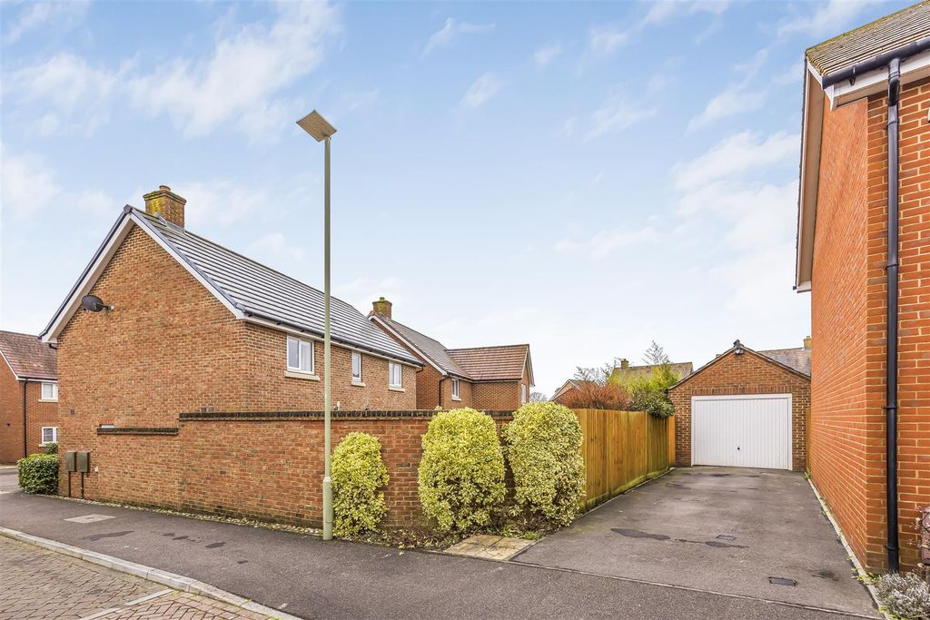 Property photo 2 of 34 43 Skylark Avenue, Emsworth-Porticomarketing-Nexa-