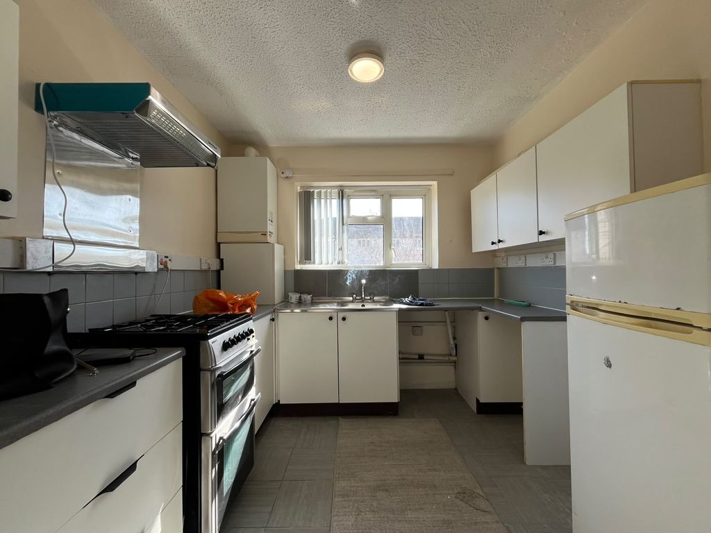 Property photo 1 of 7 1 Bed Flat To Rent Darrell Close, Slough Sl3