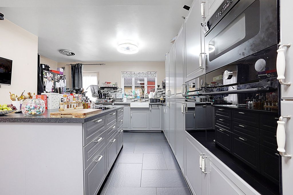 Property photo 3 of 21