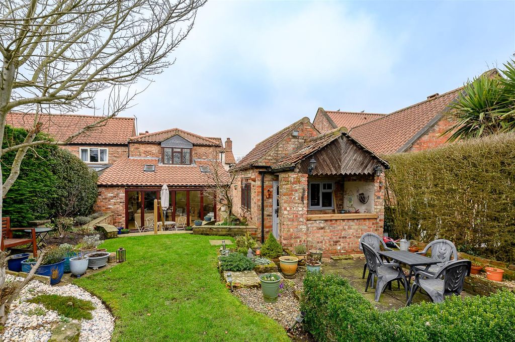 Property photo 2 of 25 Garden