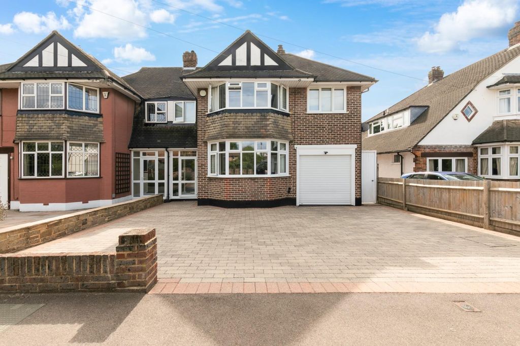 Property photo 1 of 21 Stoneleigh Park Road (2).Jpg