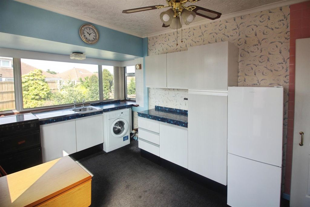 Property photo 3 of 12 Kitchen