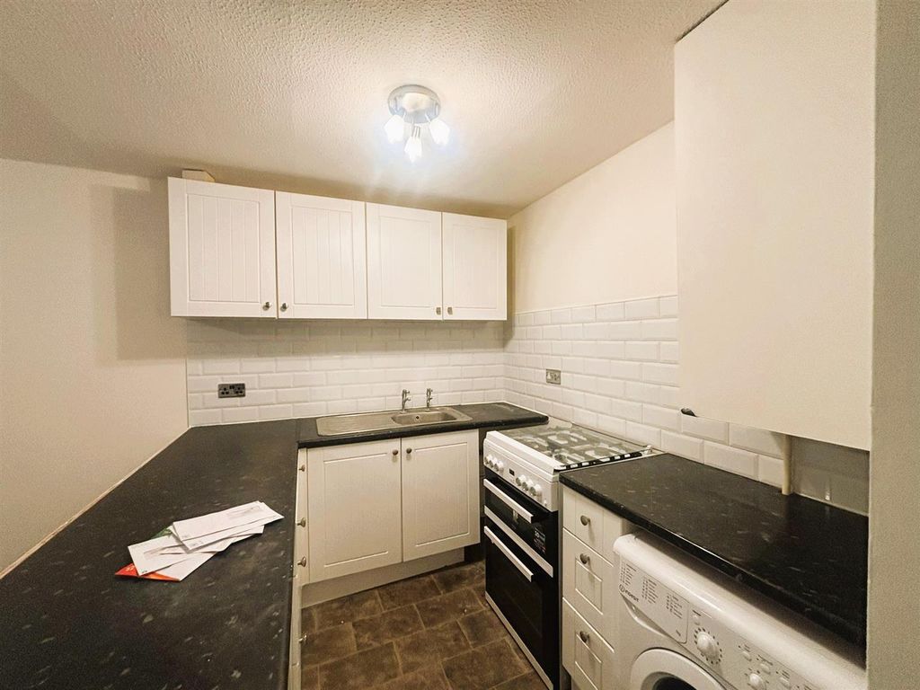 Property photo 3 of 12 Kitchen