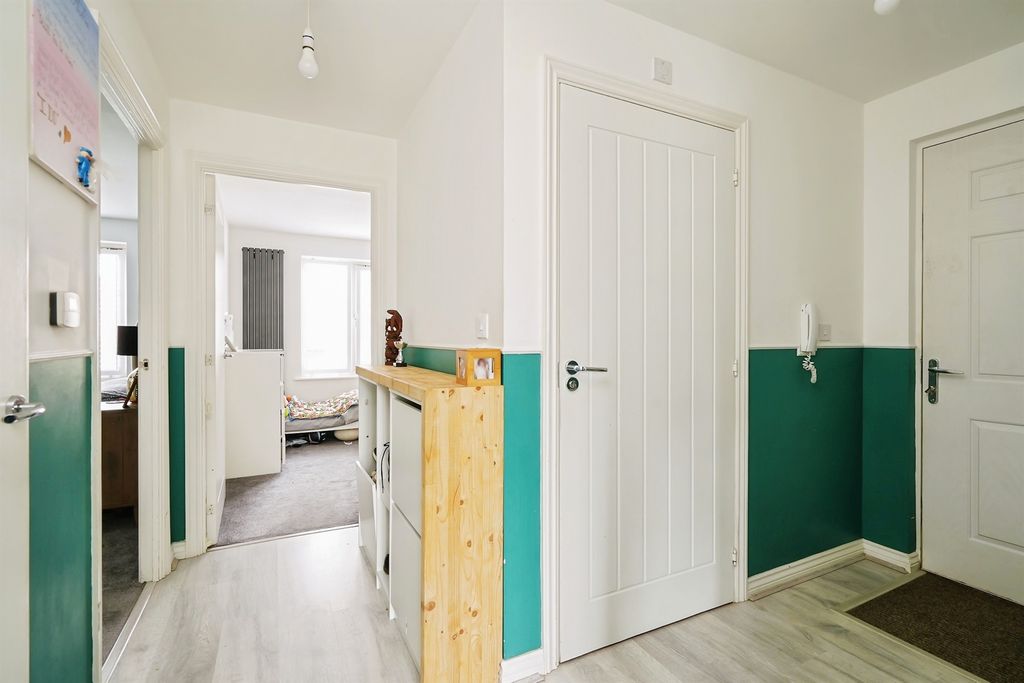 2 bed flat for saleDiamond Drive, Didcot OX11 photo 4
