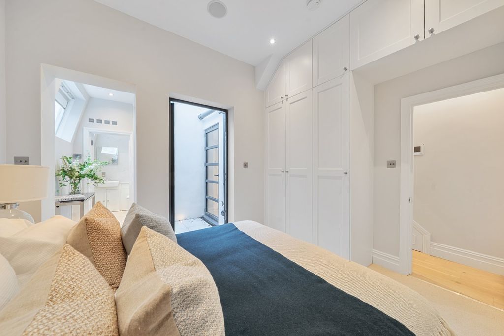 Property photo 2 of 9 Bedroom