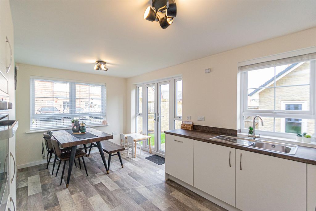 Property photo 3 of 18 Dining Kitchen