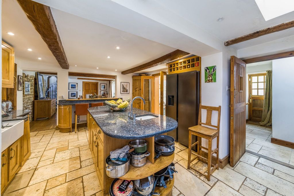 Property photo 3 of 47
