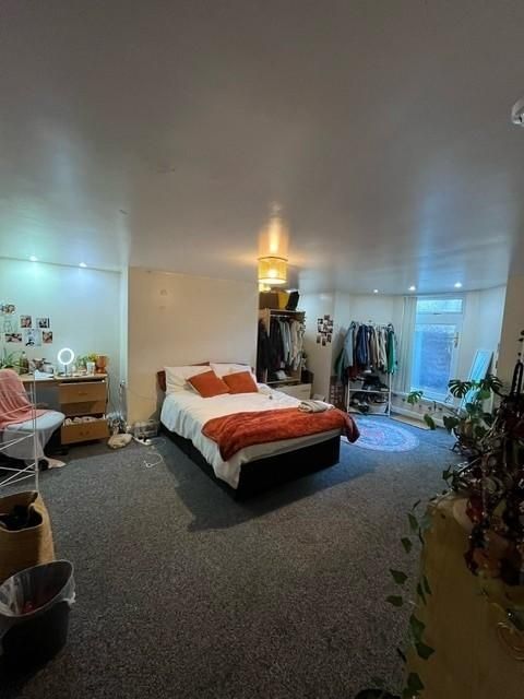 Property photo 1 of 8 Bright, Spacious Bedroom With A Comfortable Double...