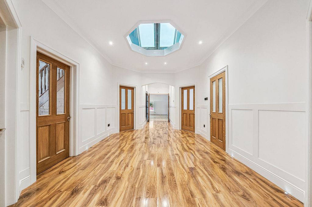 Property photo 2 of 33