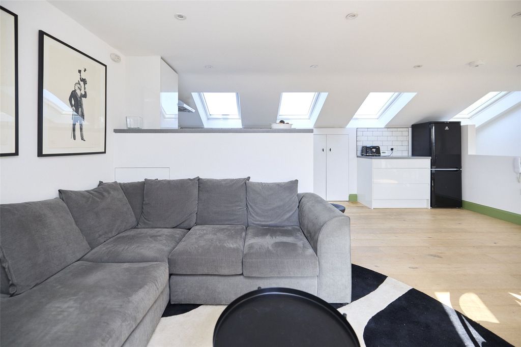 Property photo 3 of 11 Picture No. 14