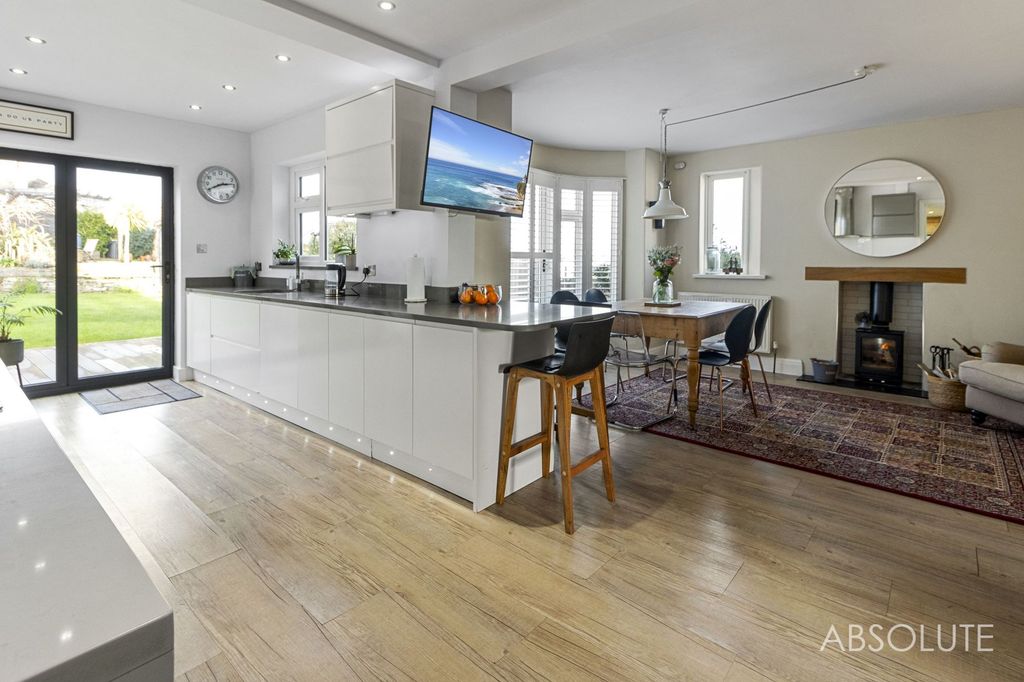 Property photo 2 of 34