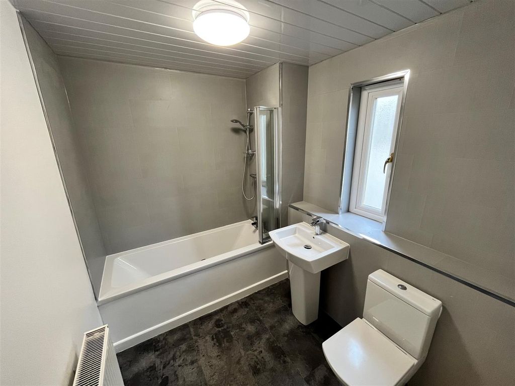 Property photo 1 of 7 Bathroom.Jpg