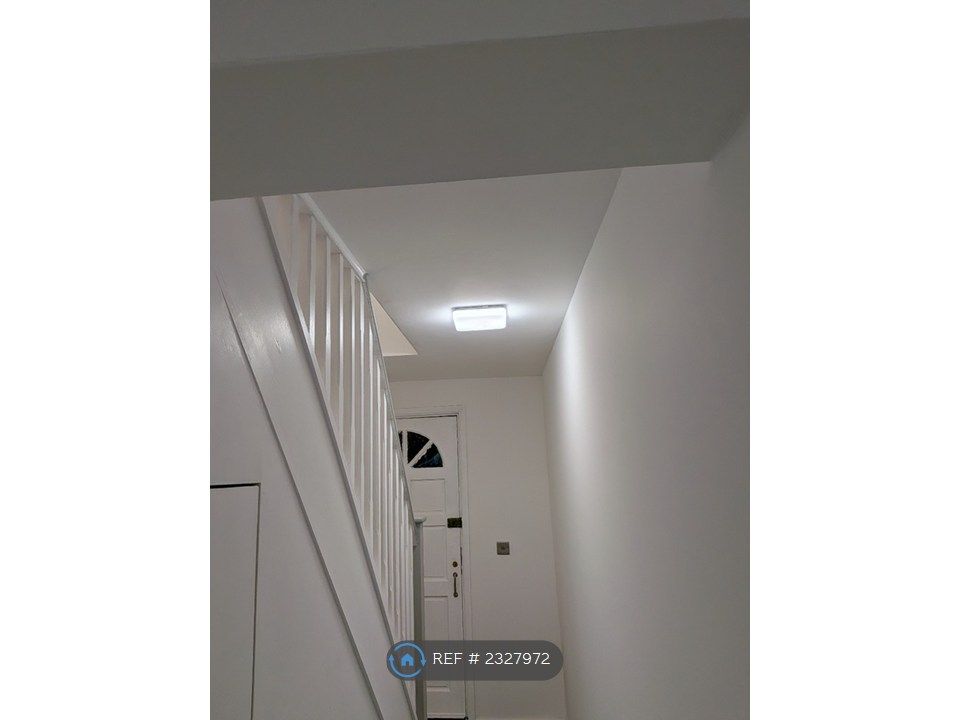 Property photo 3 of 11 Hall Way