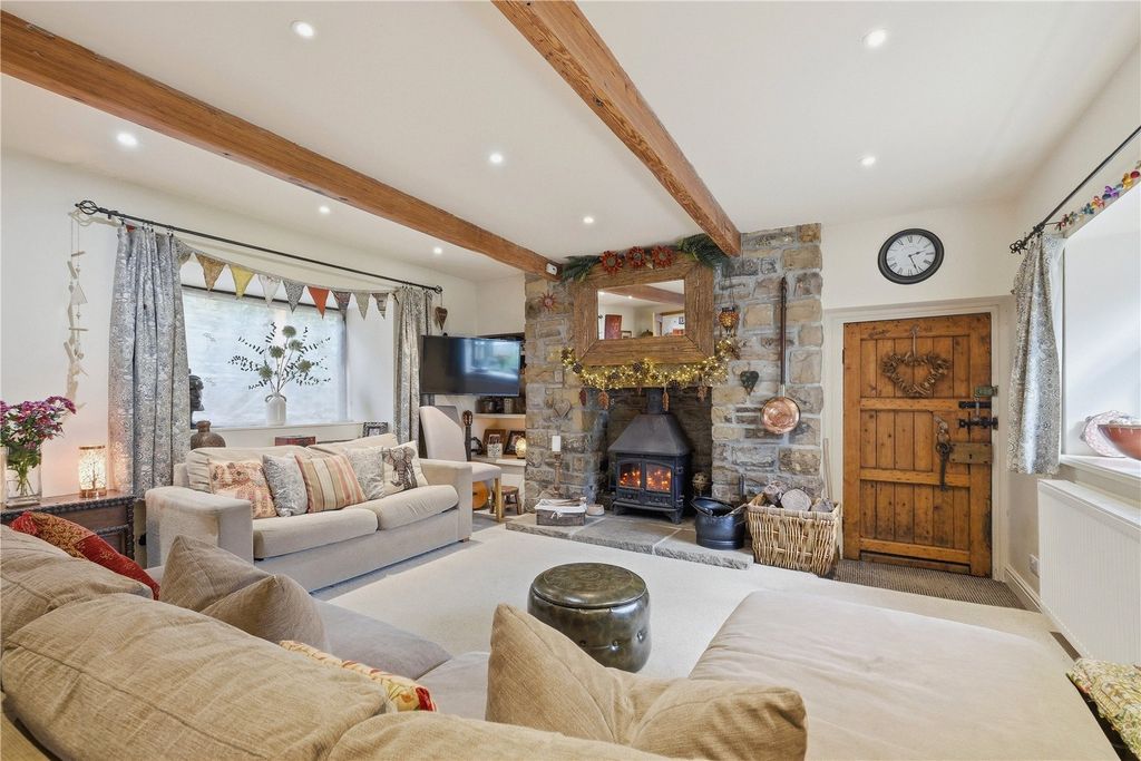 Property photo 2 of 34 Lounge