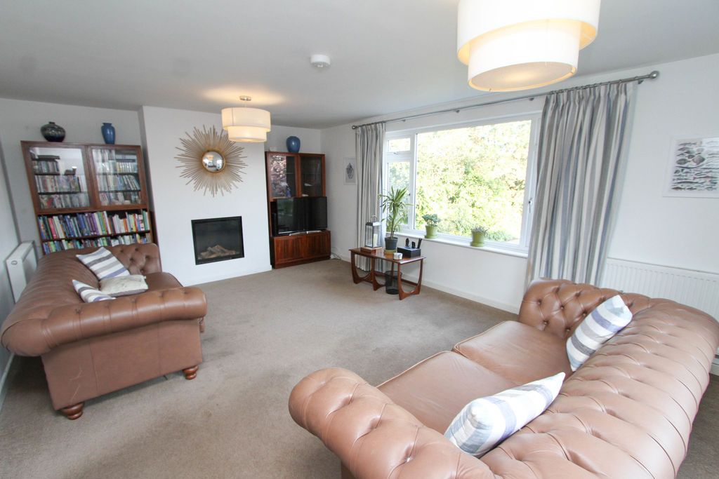 Property photo 2 of 32 Sitting Room