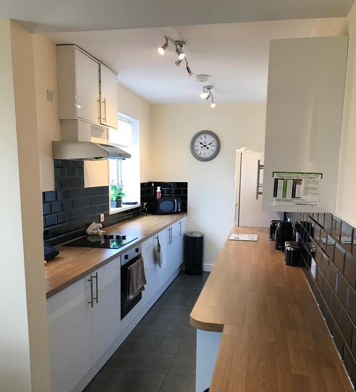 Property photo 1 of 7 Kitchen