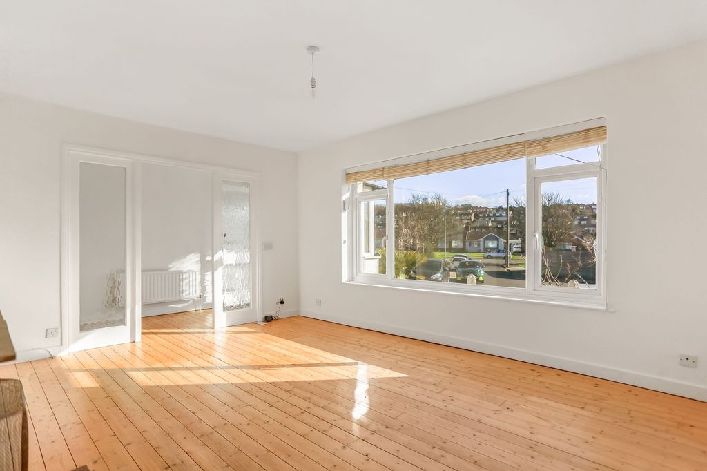 Property photo 2 of 28