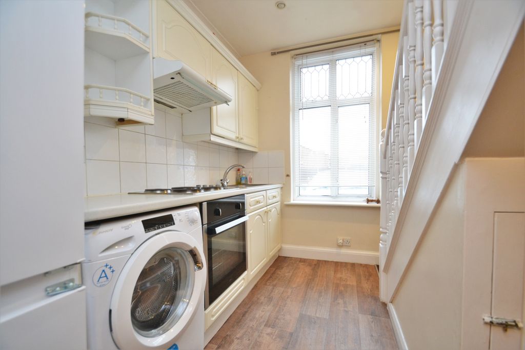 Property photo 2 of 4 Kitchen (1)