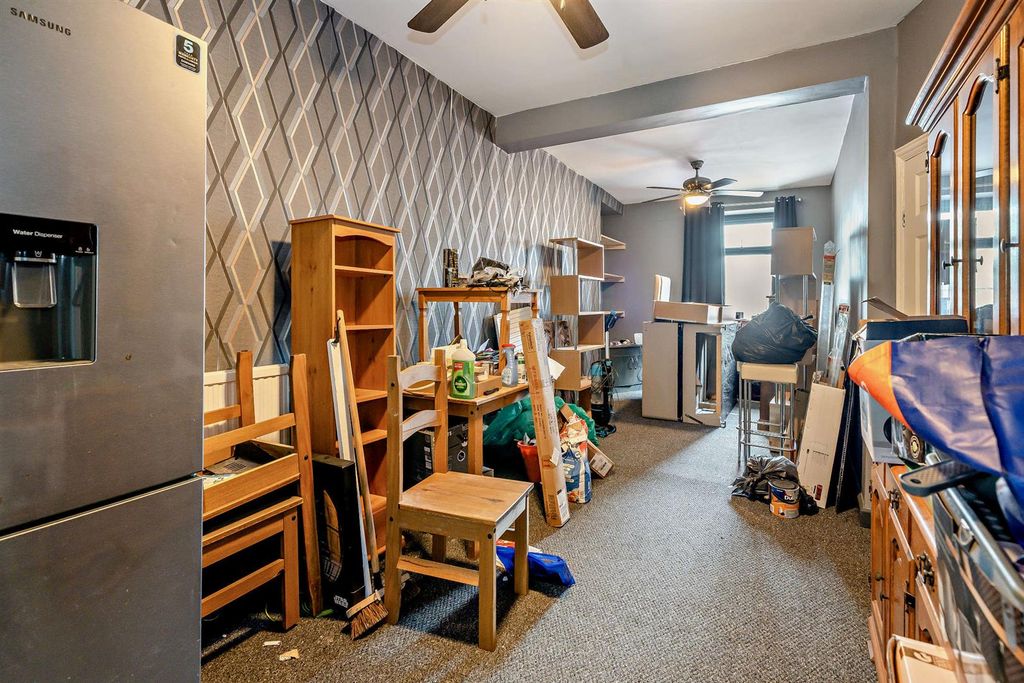 Property photo 3 of 9 8640549-Interior04-800.Jpg