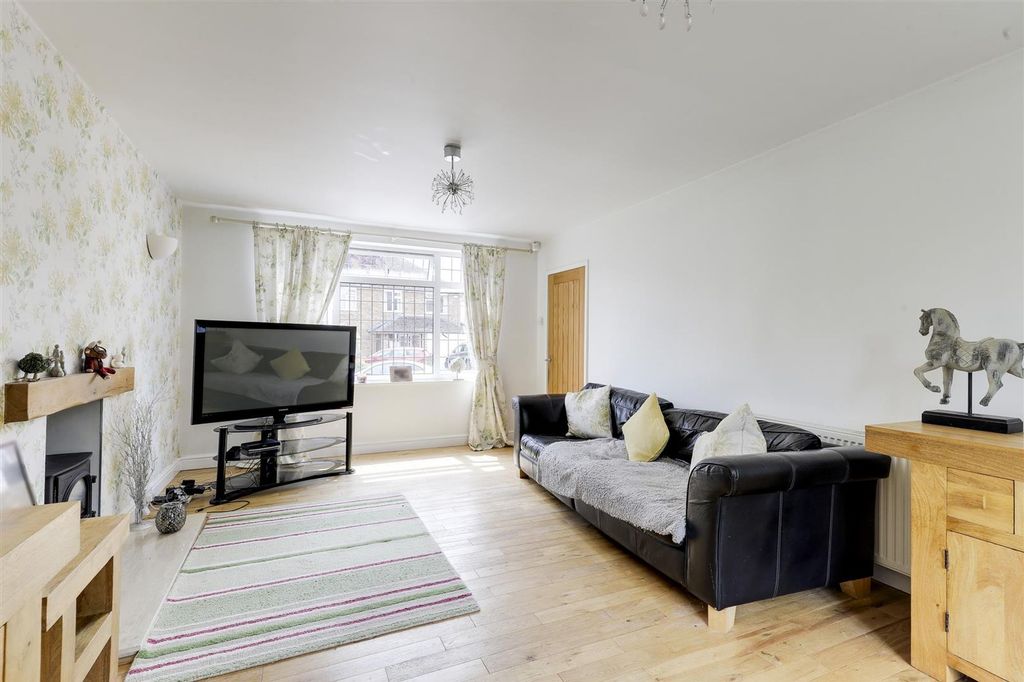 Property photo 2 of 27