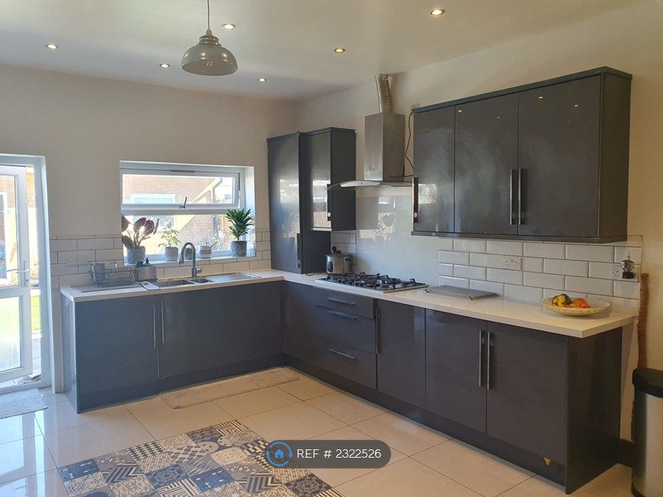 Property photo 3 of 8 Kitchen