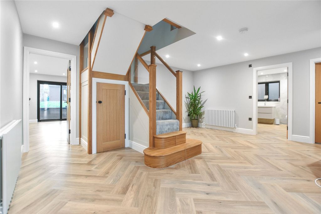 Property photo 2 of 30 Entrance Hall