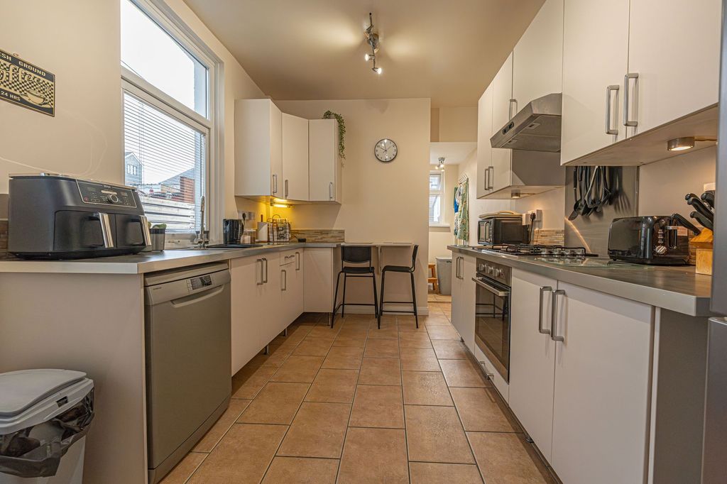 Property photo 2 of 28