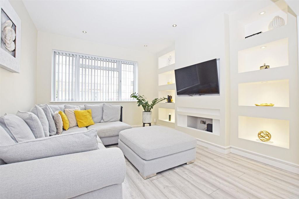 Property photo 2 of 11 Lounge