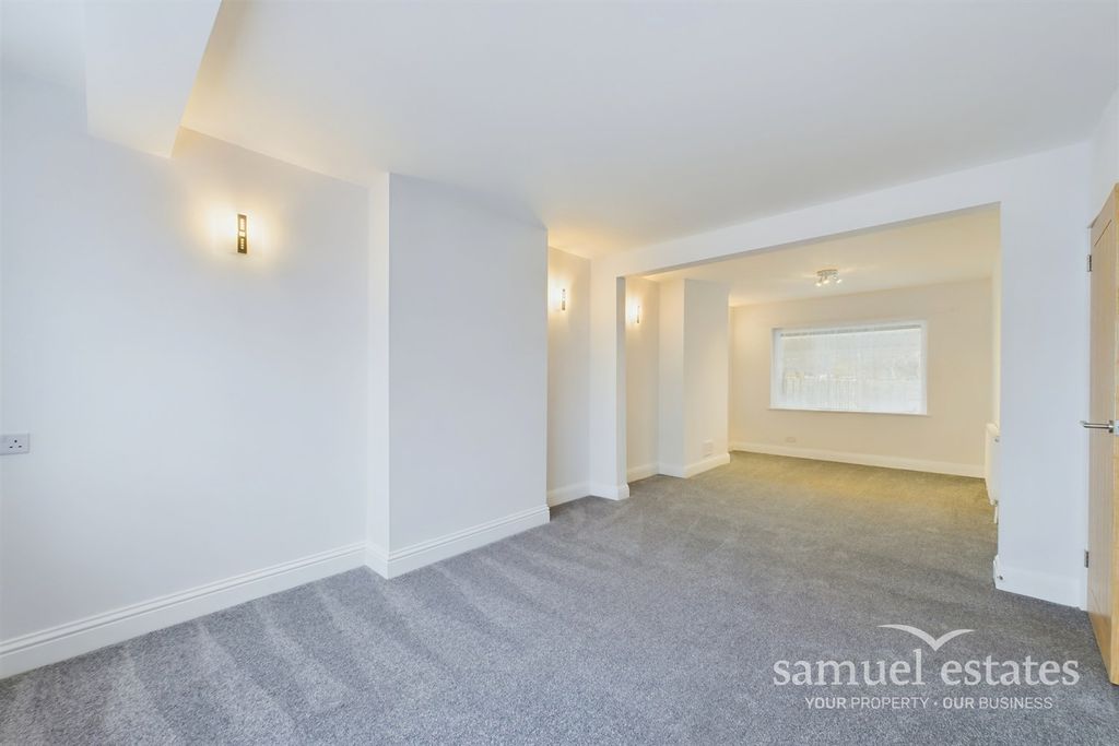 Property photo 1 of 19 Living Room